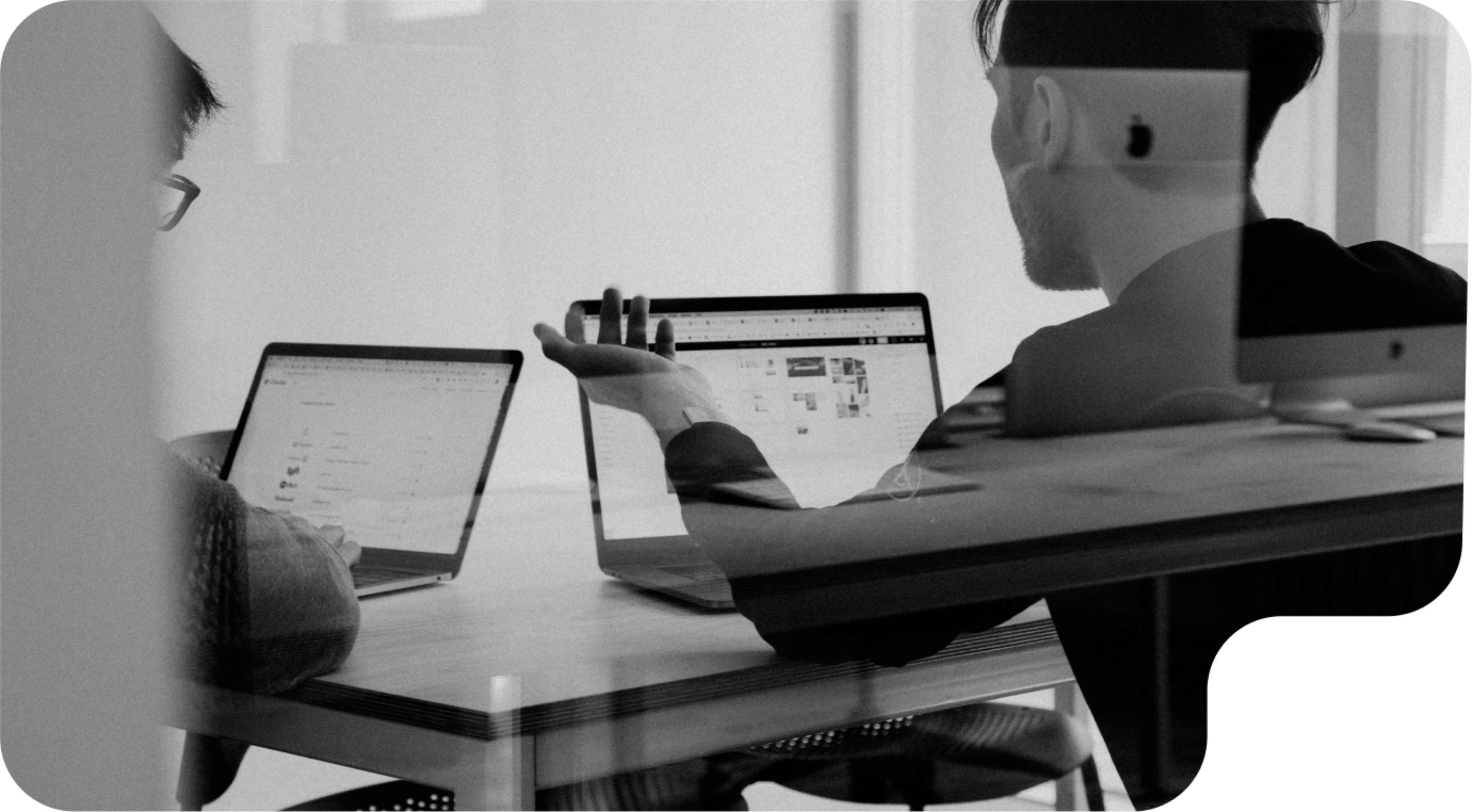 Integrantes de LEDS colaborando frente a una computadora